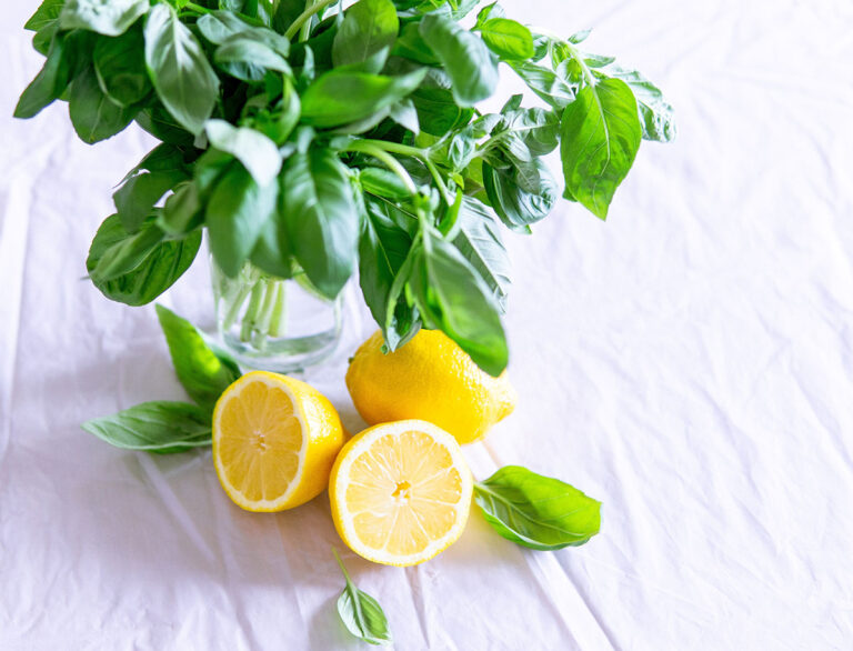 i benefici di bere acqua e limone