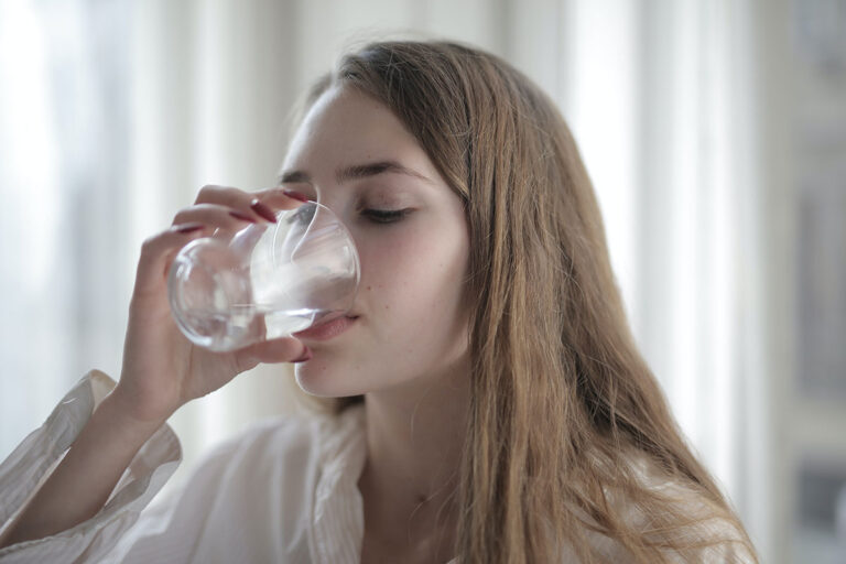 bere acqua e idratarsi correttamente